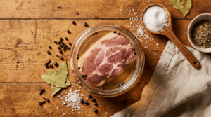 Solanka do mięsa: ile soli na litr wody? Proporcje i sekrety